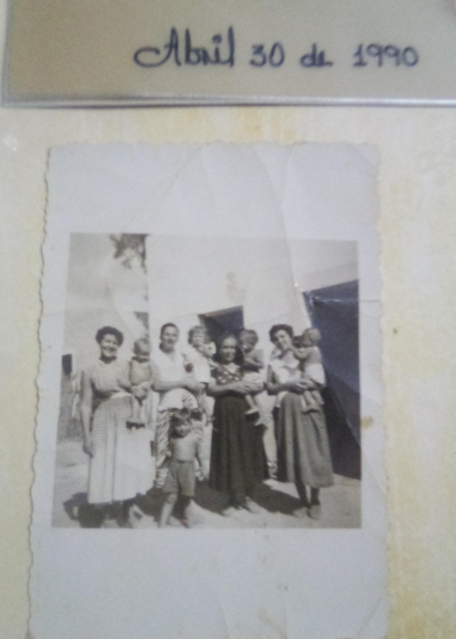 Archival album record with handwritten date Abril 30 de 1990